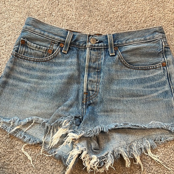 Levi’s High Waisted Frayed Hem Denim Shorts - Picture 2 of 8